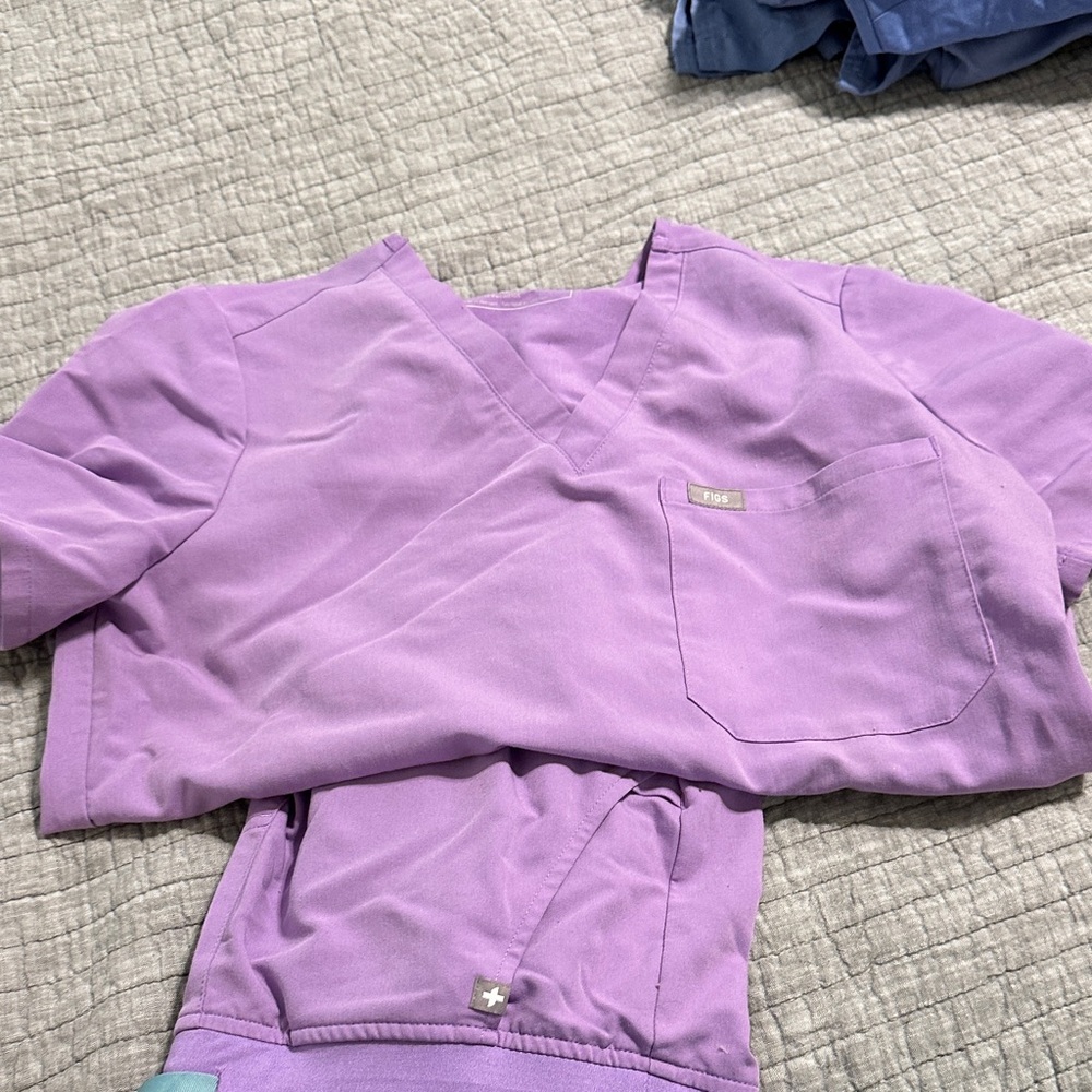 Figs Women's Scrub Top in Lavender